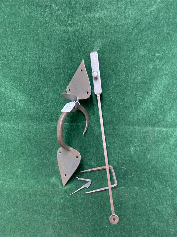 Vintage thumblatch with two spade terminals ca. 1640-1740