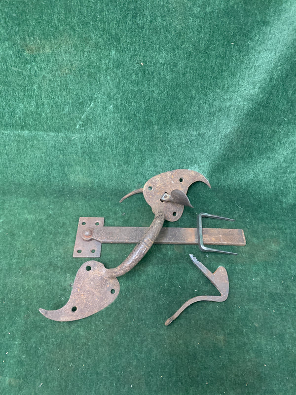 Flame-Patterend Early hand-forged Suffolk thumblatch ca. early 1700s. (1640-1740)