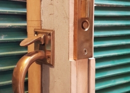 How do you remove an AL lock from a door?