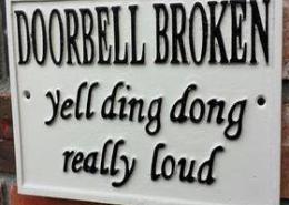 'Doorbell broken yell ding dong really loud' sign.