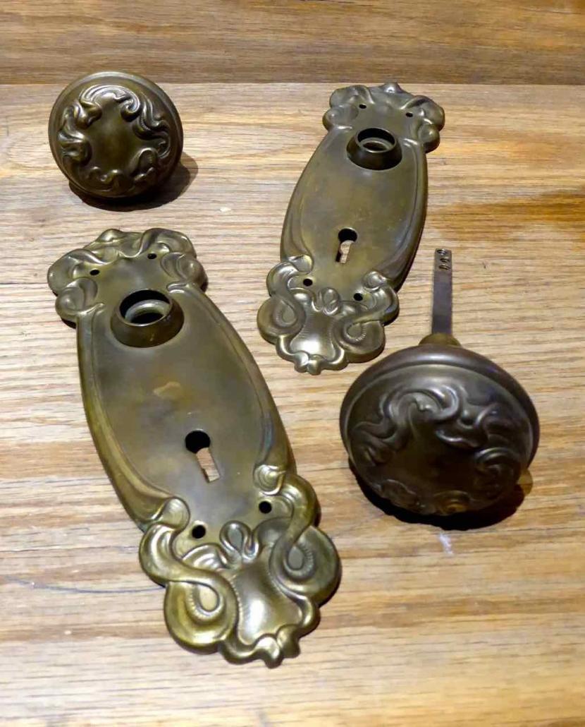 Solid brass antique Victorian passage set. Set includes brass patterned doorknobs and brass patterned backplates. 