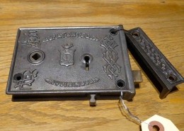 IRONMONGERYWORLD® Large Antique Iron CAST Iron Rim Latch Plain Bun - Ebony + Brass Wooden Rim Door Handles Vintage Retro