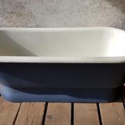 Vintage pedestal tub in great condition