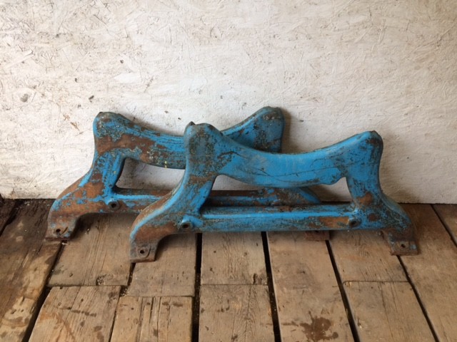 Antique iron legs or base